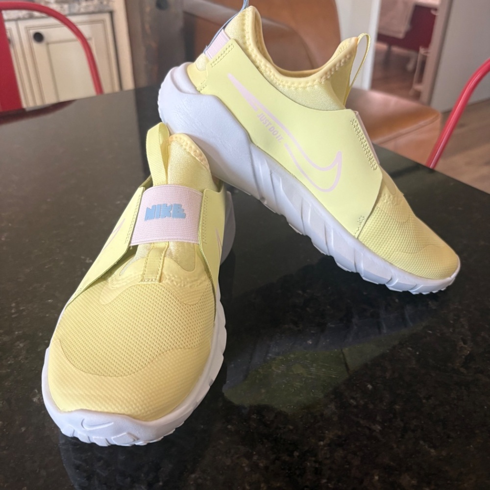 NEW - Nike Flex Runner Yellow Running Shoes Sneakers Athletic Trainers - Sz 4 - Picture 8 of 15